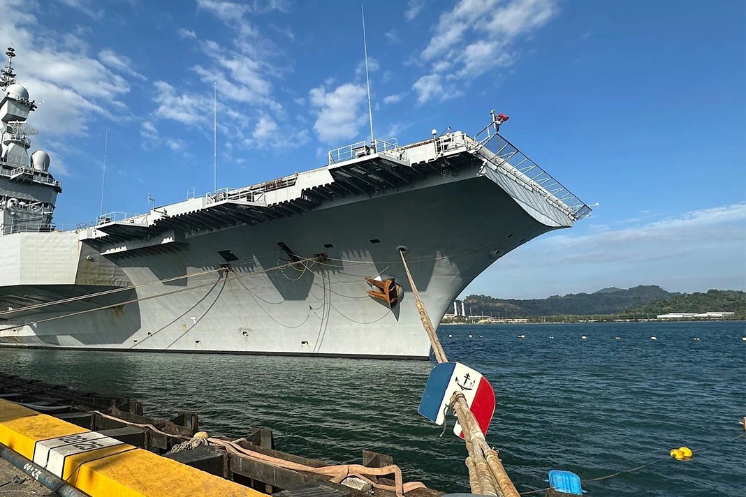 Macron ordena despliegue del portaaviones Charles de Gaulle al Mediterráneo